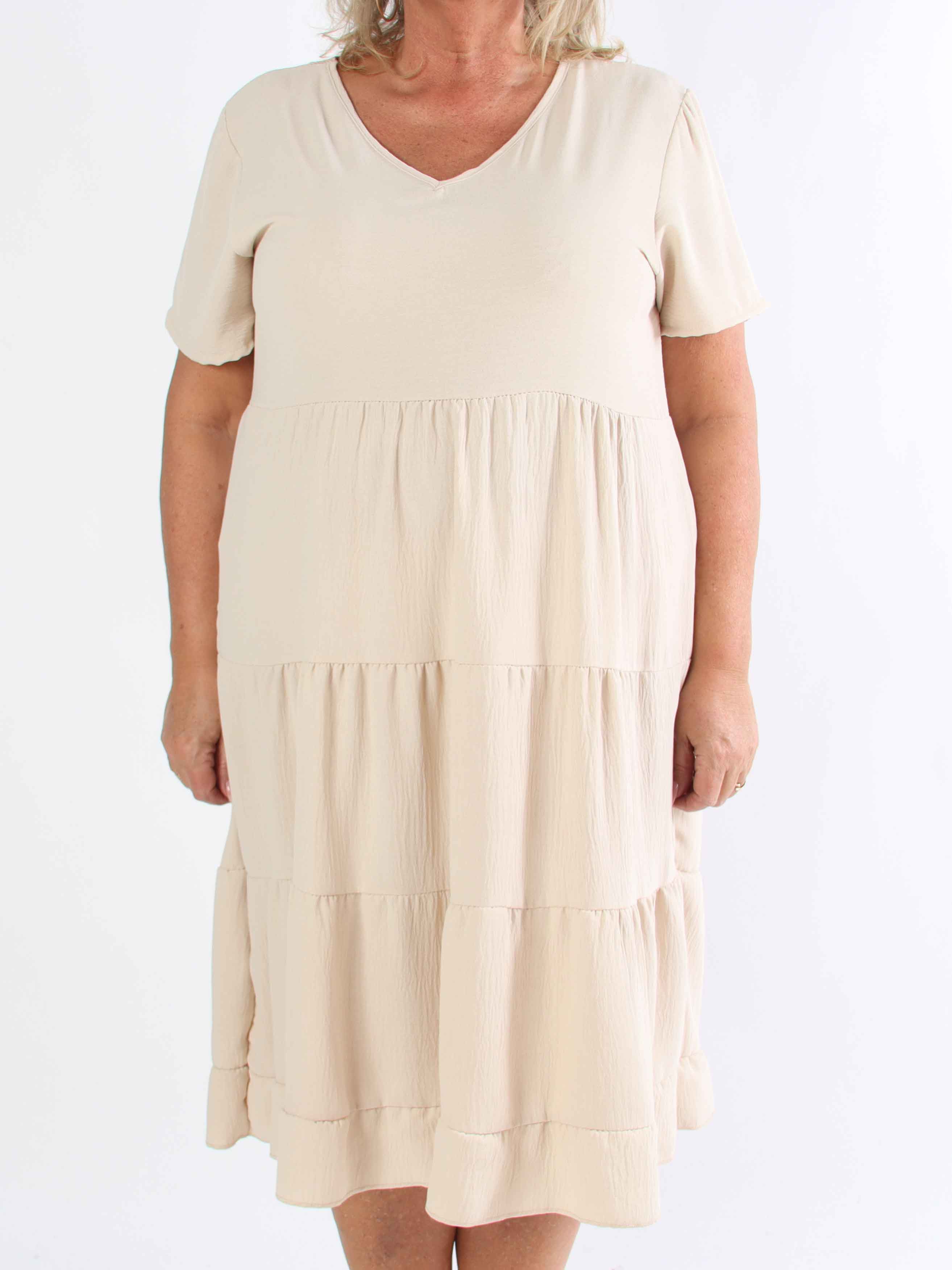 Shayna - Plus size kjole i viskose med broderet detaljer på ryggen